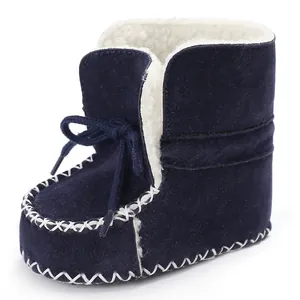 Dettaglio della scarpina neonato blu navy con fodera in sherpa e cuciture bianche