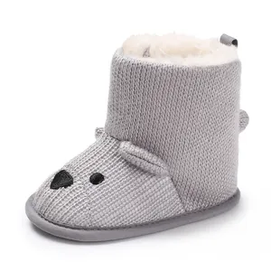 Detailansicht der grauen Strick-Babystiefel mit weichem weißem Fleece-Innenfutter