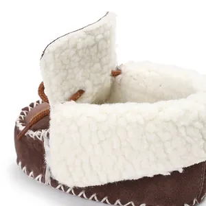 Dettaglio in primo piano della morbida fodera in pile bianco nelle scarpe invernali marroni