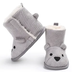Graue gestrickte Babystiefel mit süßem Bärengesicht und weichem Kunstfellfutter