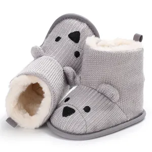 Detailansicht graue gestrickte Babystiefel mit Bärengesicht und warmem Futter