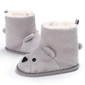 Detailansicht grauer gestrickter Babystiefel mit Kunstfellfutter und Bärenohren