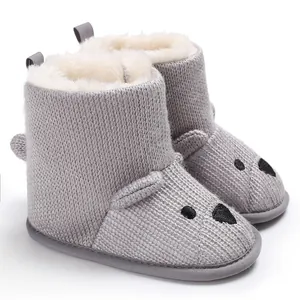 Detailansicht grauer Strick-Babystiefel mit weichem Fleecefutter und süßem Bärengesicht.