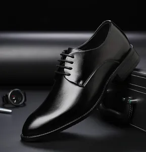 Dettaglio di eleganti scarpe da uomo in pelle nera stringate con punta affusolata