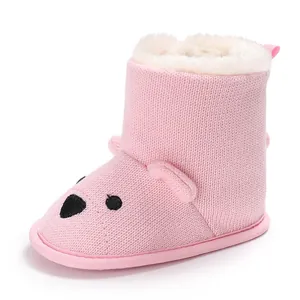 Detailansicht der rosa gestrickten Bären-Babystiefel mit weichem Kunstfellfutter