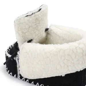 Vista dettagliata della morbida fodera in pile bianco nelle scarpe invernali nere per neonati