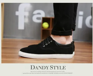 Vista laterale dettagliata di sneakers casual da uomo in camoscio nero con suola in gomma