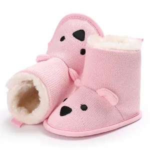 Nahaufnahme rosa gestrickte Baby-Bärenstiefel mit weichem Fleecefutter für Wärme