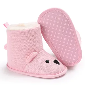 Detail der rosa gestrickten Bären-Babystiefel mit weichem Fleecefutter und Sohle