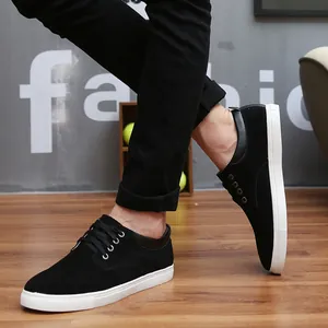 Scarpe casual da uomo in camoscio nero con suole bianche per uso quotidiano