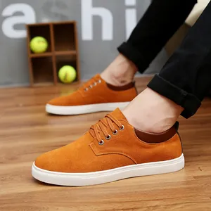 Sneaker casual da uomo in pelle scamosciata arancione con suola bianca