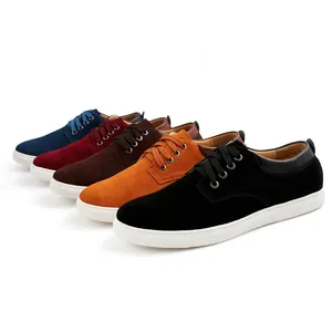 Varietà di sneakers casual in pelle scamosciata da uomo in più colori alla moda.