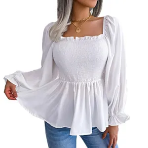 Blouse blanche élégante à encolure carrée avec buste smocké et détails de manches longues