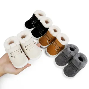 Hochwertige Nahaufnahme warmer, plüschgefütterter Baby-Winterschuhe in vielen Farben