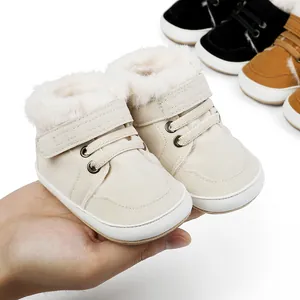 Nahaufnahme gemütlicher cremefarbener Baby-Winterschuhe mit weichem Kunstfellfutter