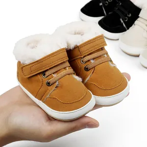 Detailansicht brauner Baby-Winter-Lauflernschuhe mit weichem weißem Plüschfutter-Design