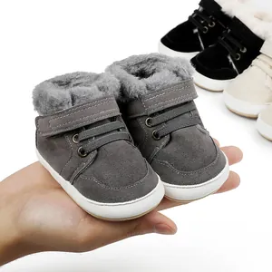 Detail der grauen Baby-Winter-Lauflernschuhe mit weichem Plüschfutter und Klettverschluss