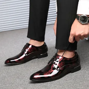 Elegante burgunderfarbene Herren Business-Schuhe aus Lackleder mit Blumenmuster
