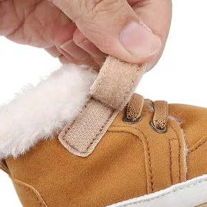 Nahaufnahme von Baby-Winterschuhen mit warmem Kunstfellfutter und Klettverschluss-Detail