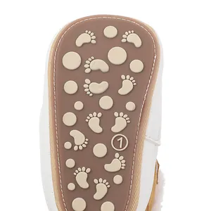 Nahaufnahme der rutschfesten Gummisohle mit Fußabdruckmuster für Baby-Lauflernschuhe