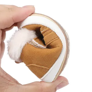 Detailansicht der flexiblen weichen Sohle am braunen Baby-Winterlauflernschuh mit Fell