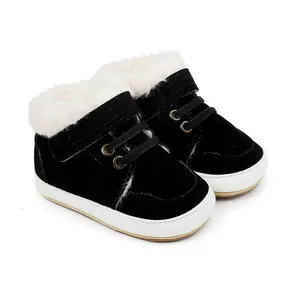 Gemütliche schwarze Baby-Winterstiefel mit weichem weißem Kunstfellfutter und Klettverschluss
