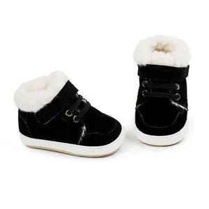 Detailansicht von schwarzen Baby-Winterstiefeln mit weißem Kunstfell und Klettverschluss