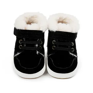 Vorderansicht schwarzer Baby-Winterstiefel mit weißem Kunstfellfutter und Klettverschluss