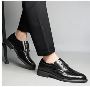 Primo piano di eleganti scarpe business in pelle traforata nera da uomo per l'estate