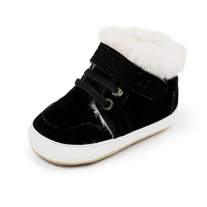 Detailansicht: schwarzer Baby-Winterschuh mit gemütlichem weißem Kunstfellfutter