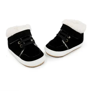 Detail von schwarzen Winter-Lauflernschuhen für Babys mit weißem Kunstfellfutter.