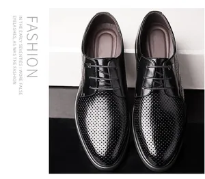 Vista dettagliata di scarpe eleganti da uomo in pelle nera traforata per affari
