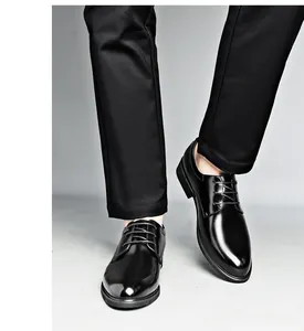 Primo piano di scarpe eleganti in pelle nera indossate con pantaloni da abito neri