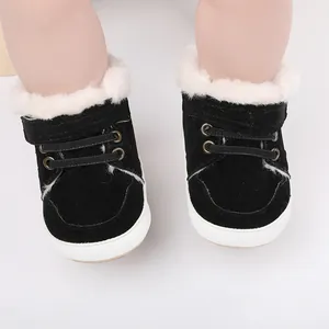 Detailansicht warmer Baby-Winter-Lauflernschuhe mit weißem Fellfutter und Klettverschluss