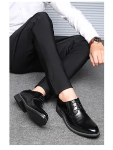 Dettaglio di eleganti scarpe brogue in pelle nera da uomo con design classico stringato