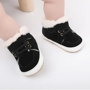 Detailansicht schwarzer Baby-Winterschuhe mit weichem weißem Kunstfellfutter