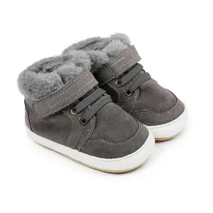 Detailansicht graue Baby-Winterschuhe mit warmem Kunstfellfutter und Klettverschluss.