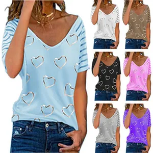 Vue détaillée du t-shirt femme col en V imprimé cœur avec manches rayées en plusieurs couleurs
