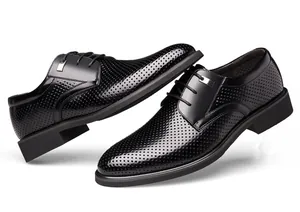 Primo piano di scarpe eleganti da uomo in pelle nera traforata traspirante per l'estate.