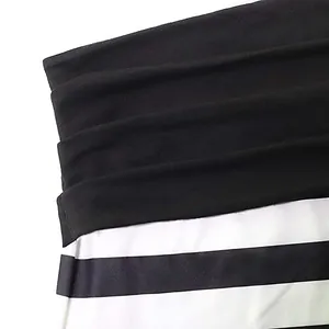 Λεπτομέρεια του ασπρόμαυρου ριγέ πατσγουόρκ σε παντελόνα γιόγκα από μετάξι γάλακτος.