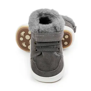 Detailansicht grauer Baby-Winterschuhe mit warmem Kunstfellfutter und Klettverschluss