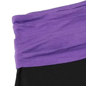 Λεπτομερής προβολή του μωβ και μαύρου παντελονιού γιόγκα με την υψηλή ελαστική μέση