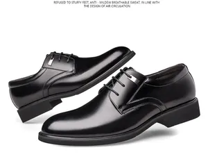 Dettaglio scarpe eleganti da uomo in pelle nera con design traspirante e circolazione d'aria.