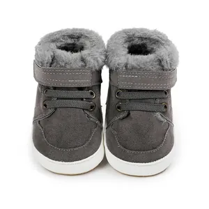 Vorderansicht grauer Baby-Winter-Lauflernstiefel mit Kunstfellfutter und Klettverschluss