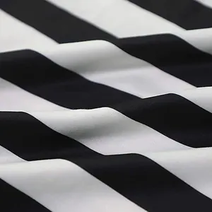 Κοντινό πλάνο υφής υφάσματος από μετάξι γάλακτος με ασπρόμαυρες ρίγες για γιόγκα