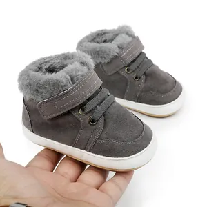 Detaillierte Nahaufnahme von grauen Lauflernschuhen für Babys mit warmem Kunstfellfutter.