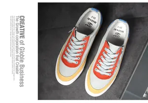 Draufsicht auf bunte Herren-Canvas-Sneaker mit orangen und gelben Akzenten