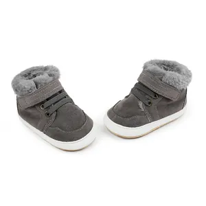 Detailansicht grauer Baby-Winterstiefel mit weichem Kunstfellfutter und Klettverschluss