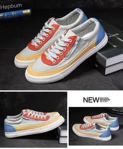 Detailansicht atmungsaktiver Herren-Canvas-Schuhe mit Patchwork-Farben und Reißverschluss.