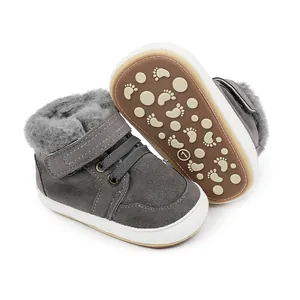 Detail der grauen Baby-Winterschuhe mit Kunstfellfutter und rutschfester Profilsohle